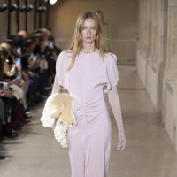 Inilah koleksi terbaru Victoria Beckham Spring/Summer 2023 di Paris Fashion Week. Victoria mengaku mengeksplorasi feminitas dengan menghadirkan busana-busana yang sophisticated, namun tetap menghadirkan unsur seksi.  Foto: Victor VIRGILE/Gamma-Rapho via Getty Images.