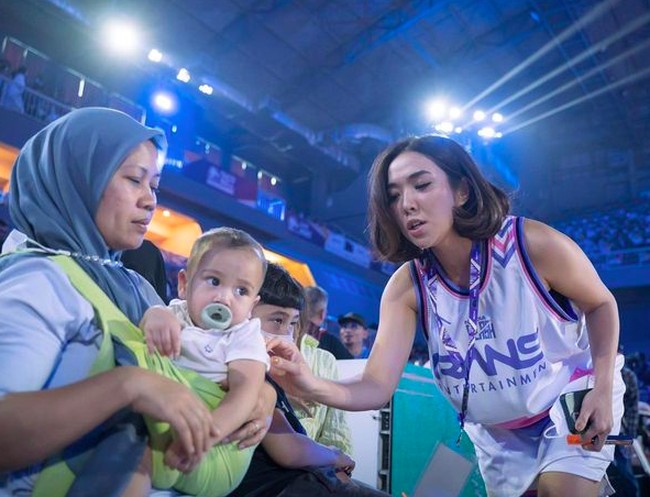 Ada juga momen di mana Gisel tampak gemas dengan Cipung, putra Raffi Ahmad dan Nagita Slavina. Foto: dok. Instagram/@gisel_la.