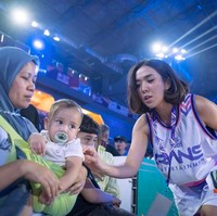 Ada juga momen di mana Gisel tampak gemas dengan Cipung, putra Raffi Ahmad dan Nagita Slavina. Foto: dok. Instagram/@gisel_la.