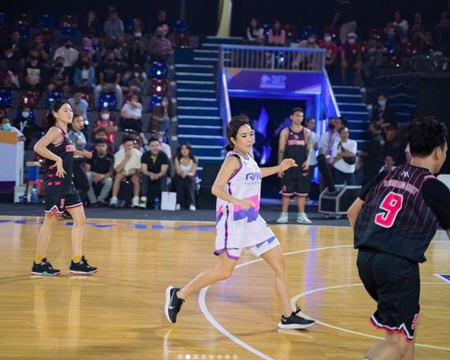 Inilah potret Gisella Anastasia yang tampak bersemangat mengejar bola basket. Foto: dok. Instagram/@gisel_la.