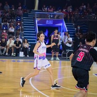 Inilah potret Gisella Anastasia yang tampak bersemangat mengejar bola basket. Foto: dok. Instagram/@gisel_la.