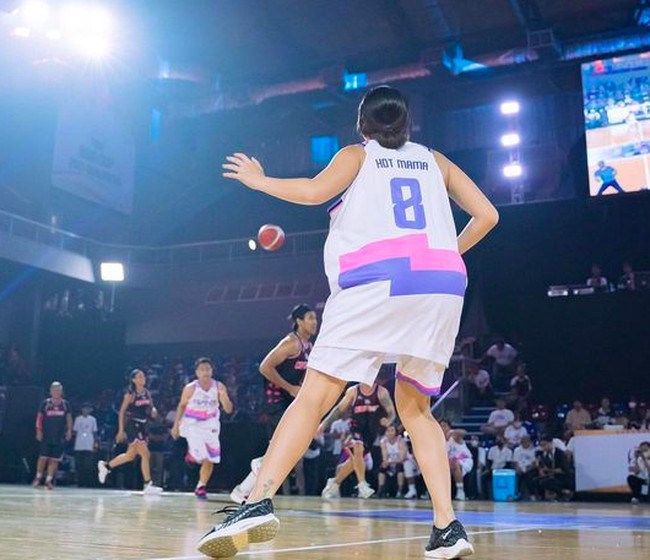 Dalam pertandingan tersebut, ibu dari Gempita itu tampil dengan jersey basket dengan nama punggung ‘Hot Mama.’Foto: dok. Instagram/@gisel_la, dok. TikTok