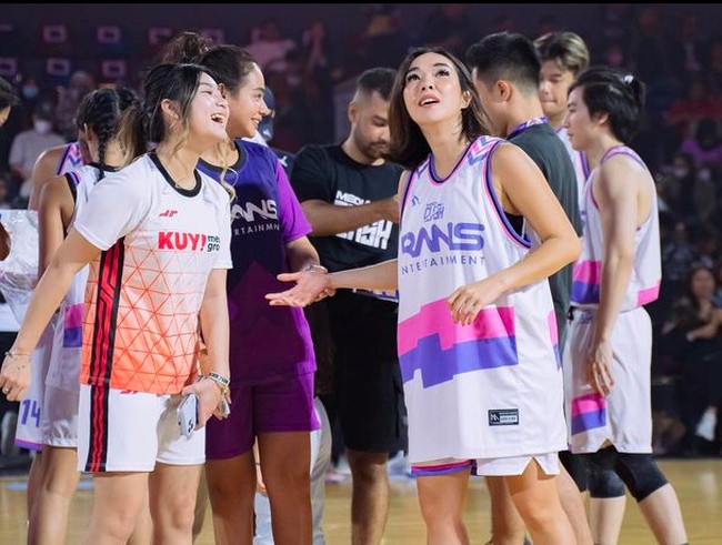Gisella Anastasia ikut bermain basket dalam pertandingan antara Rans Entertainment vs Kuy Entertainment. Penampilannya jadi sorotan. Foto: dok. Instagram/@gisel_la.