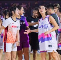 Gisella Anastasia ikut bermain basket dalam pertandingan antara Rans Entertainment vs Kuy Entertainment. Penampilannya jadi sorotan. Foto: dok. Instagram/@gisel_la.