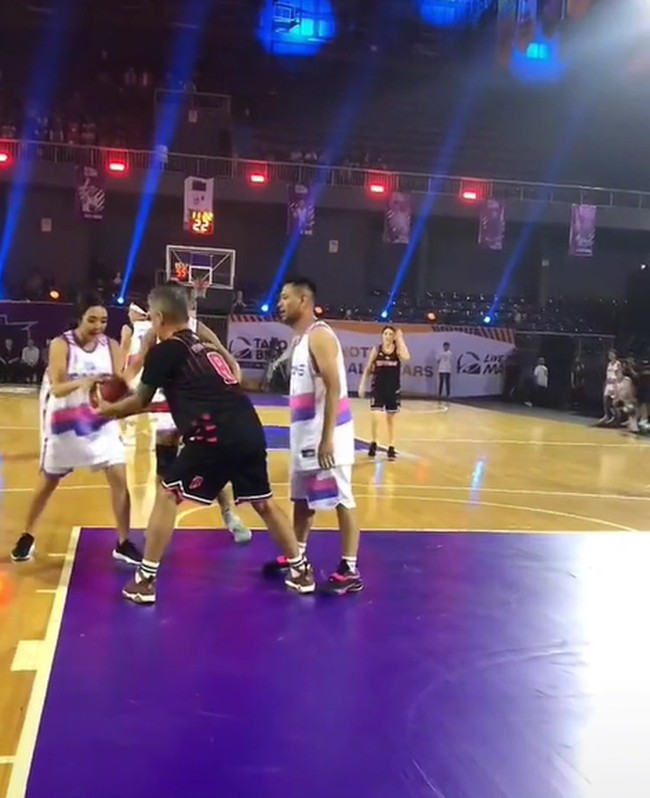 Pertandingan tersebut juga jadi viral karena ada momen mesra antara Gisel dan mantan suaminya Gading Marten. Gading yang tergabung dalam tim Kuy Entertainment menggoda Gisel. Mantan istrinya yang tergabung dalam tim Rans tersebut pun membalas godaan tersebut dengan memeluk balik sang mantan. Foto: dok. TikTok