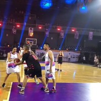 Pertandingan tersebut juga jadi viral karena ada momen mesra antara Gisel dan mantan suaminya Gading Marten. Gading yang tergabung dalam tim Kuy Entertainment menggoda Gisel. Mantan istrinya yang tergabung dalam tim Rans tersebut pun membalas godaan tersebut dengan memeluk balik sang mantan. Foto: dok. TikTok