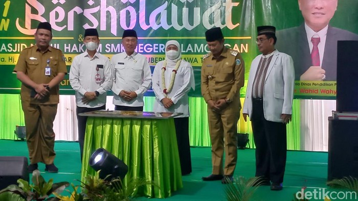 Gubernur Jatim Khofifah saat menghadiri kegiatan di SMKN 1 Lamongan