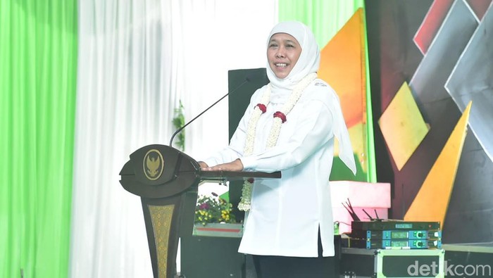 Gubernur Khofifah saat menyampaikan pidato di SMKN 2 Malang