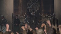 3. Aegon Targaryen   Aegon Targaryen (diperankan Ty Tennant dan Tom Glynn-Carney) adalah anak laki-laki pertama Viserys dan Alicent yang seharusnya naik takhta apabila Viserys nanti mati. Namun di awal season House of the Dragon, Rhaenyra sudah dinobatkan akan naik takhta setelah Viserys, alih-alih Aegon. Hal ini pun tidak bisa diterima oleh Otto dan Alicent. Sementara Aegon sendiri bukanlah sosok Targaryen seperti Daemon (diperankan Matt Smith) atau Rhaenyra. Dia cenderung bodoh, ceroboh, dan tidak punya keinginan untuk menjadi penguasa. Di samping itu, hobinya bersenang-senang di rumah bordil membuat Aegon punya banyak anak haram dari banyak perempuan. (Foto: dok. HBO GO)  