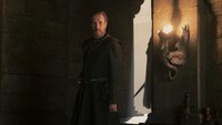 1. Otto Hightower   Sejak awal season 1 House of the Dragon, Otto Hightower (diperankan Rhys Ifans) sudah punya rencana besar untuk menguasai The Seven Kingdom. Jabatannya sebagai Hand of the King membuat dia bisa berbuat banyak untuk melancarkan rencananya itu. Salah satunya adalah mendekatkan Alicent (diperankan Emily Carey dan Olivia Cooke), anak perempuannya, dengan Raja Viserys.    Alicent di masa remajanya harus menghabiskan waktu untuk menemani Raja Viserys yang kemudian pelan-pelan menaruh rasa padanya. Pernikahan Viserys dan Alicent tentu menjadi puncak kebahagiaan Otto Hightower buat rencana besarnya itu. Tapi selama dia masih hidup dan bernapas, ambisinya masih belum berakhir. (Foto: dok. HBO GO)  
