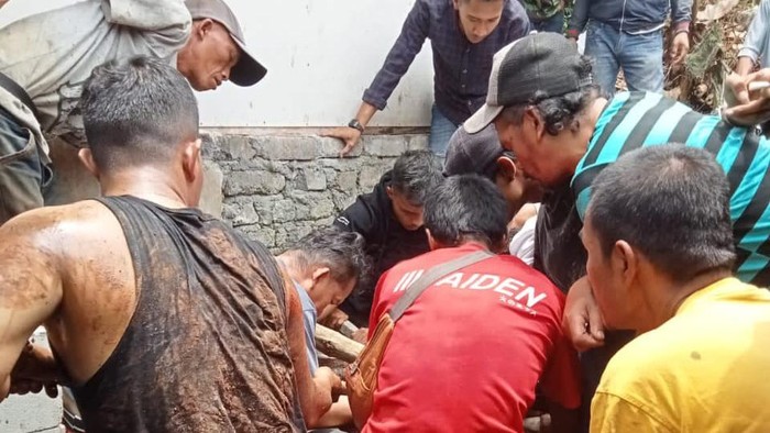 Ibu Rumah Tangga Jatuh ke Sumur Tua