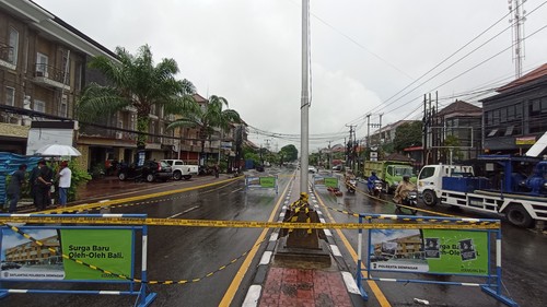 Situasi lalu lintas di Jalan Gatot Subroto (Gatsu) Barat, Kota Denpasar, Bali, tepatnya di kilometer 5+430 yang jebol saat diguyur hujan deras, Selasa (18/10/2022).