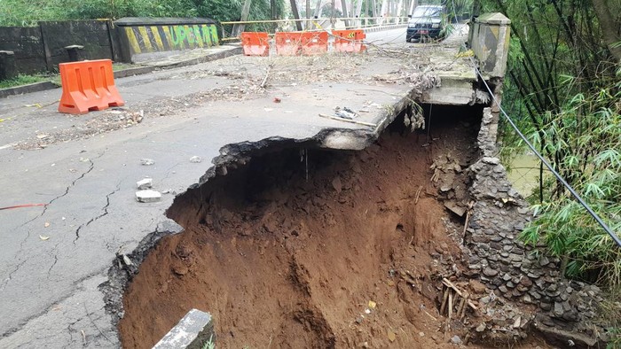 Jalan longsor di Jembatan Cisadane, Kota Bogor belum diperbaiki. Jalan masih di tutup. Selasa (18/10/2022).