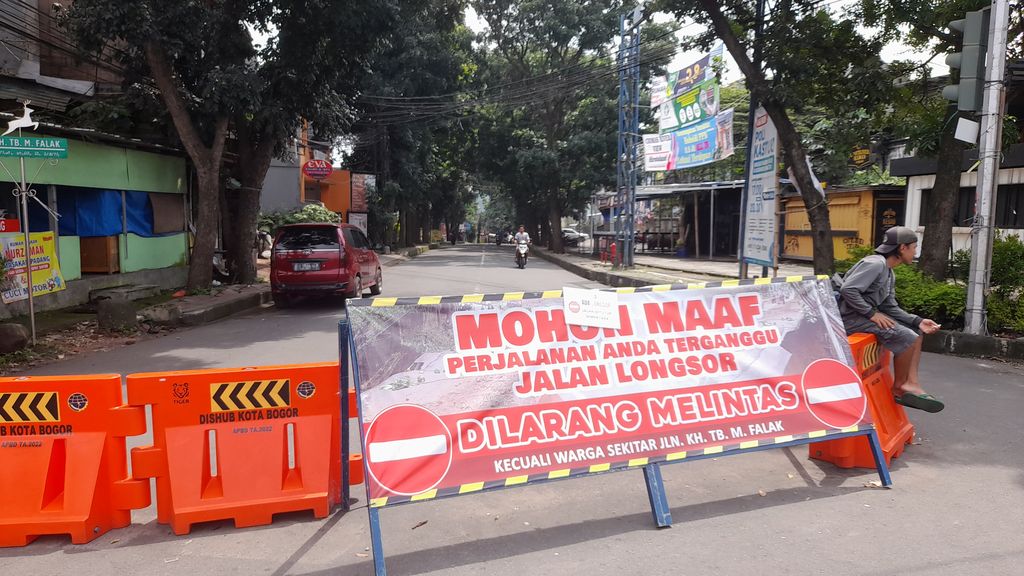 Jalan longsor di Jembatan Cisadane, Kota Bogor belum diperbaiki. Jalan masih di tutup. Selasa (18/10/2022).