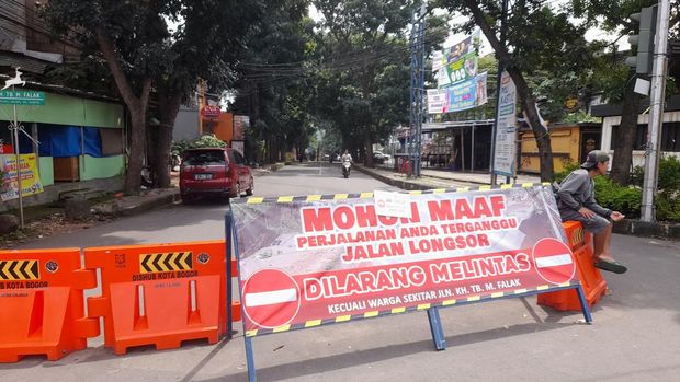Jalan longsor di Jembatan Cisadane, Kota Bogor belum diperbaiki. Jalan masih di tutup. Selasa (18/10/2022).