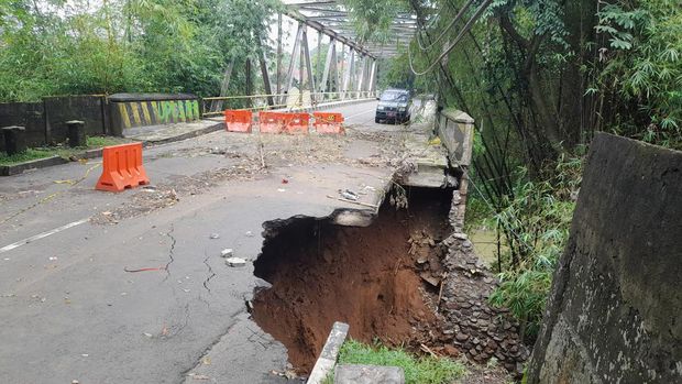 Jalan longsor di Jembatan Cisadane, Kota Bogor belum diperbaiki. Jalan masih di tutup. Selasa (18/10/2022).