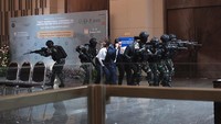 Beberapa pasukan elit TNI melakukan latihan pengamanan dari gangguan terorisme di sebuah hotel, Malang, Senin (17/10/2022).  