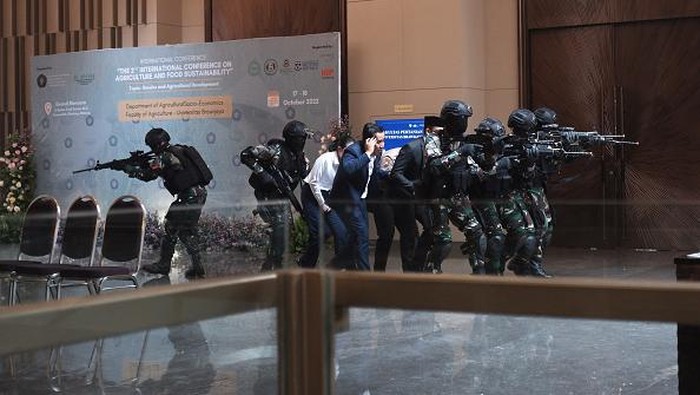 Jelang Puncak KTT G20, TNI Gelar Latihan Keamanan dari Teroris Pasukan elit TNI bermotor melakukan latihan pengamanan dari gangguan terorisme di sebuah hotel, Malang, Senin (17/10/2022).