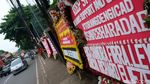 Jelang Sidang, Karangan Bunga Dukungan ke Bharada E Mejeng di PN Jaksel