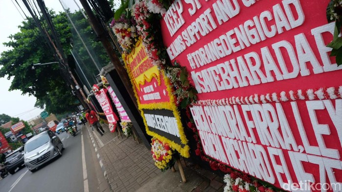 Jelang Sidang, Karangan Bunga Dukungan ke Bharada E Mejeng di PN Jaksel Bharada Richard Eliezer akan menjalani sidang kasus pembunuhan berencana Brigadir J. Jelang sidang, karangan bunga dukungan ke Bharada E mejeng di depan PN.