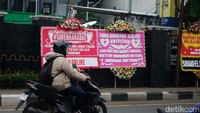 Pemotor melintas di depan karangan bunga dukungan untuk Bharada E.