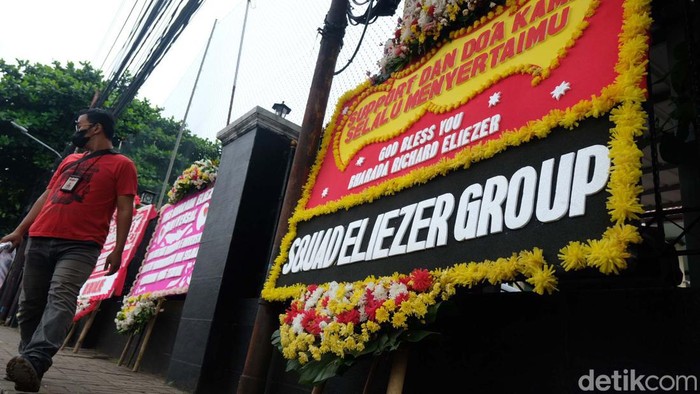 Bharada Richard Eliezer akan menjalani sidang kasus pembunuhan berencana Brigadir J. Jelang sidang, karangan bunga dukungan ke Bharada E mejeng di depan PN.