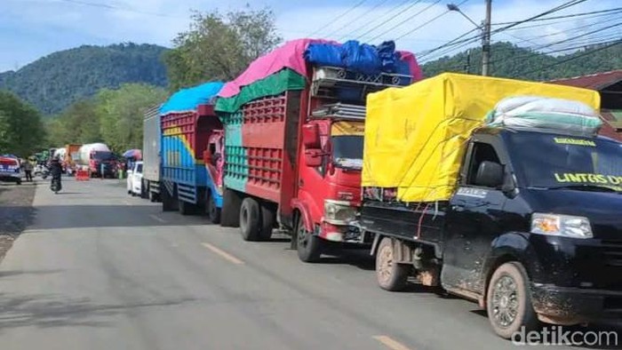 Jembatan di Palopo, Sulsel, yang ditutup gegara nyaris amblas picu kemacetan.