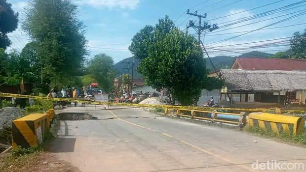 Jembatan di Palopo, Sulsel, yang ditutup gegara nyaris amblas picu kemacetan.
