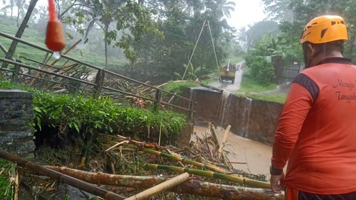 Jembatan pada jalan penghubung Desa Senganan dan Biaung Penebel, Tabanan, yang jebol pada Senin (17/10/2022).
