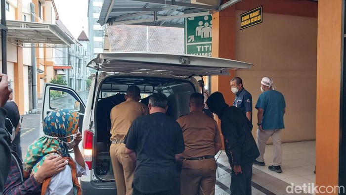 Jenazah Andi korban tewas Kanjuruhan saat diberangkatkan ke rumah duka