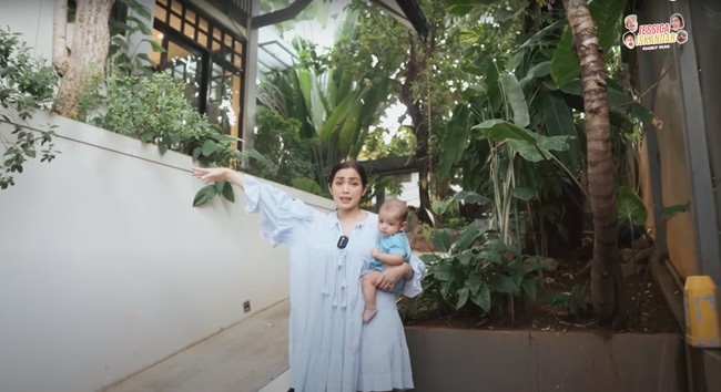 Rumah tersebut tampak cukup luas dan asri dengan dihiasi banyak tanaman hijau. Jessica mengatakan jika pohon-pohon tersebut merupakan hadiah ketika dirinya baru pindah rumah. Jessica juga membeberkan total harga dari pohon-pohon di tamannya itu mencapai Rp 40 juta. Foto: YouTube/Jessica Iskandar
