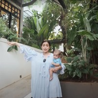 Rumah tersebut tampak cukup luas dan asri dengan dihiasi banyak tanaman hijau. Jessica mengatakan jika pohon-pohon tersebut merupakan hadiah ketika dirinya baru pindah rumah. Jessica juga membeberkan total harga dari pohon-pohon di tamannya itu mencapai Rp 40 juta. Foto: YouTube/Jessica Iskandar