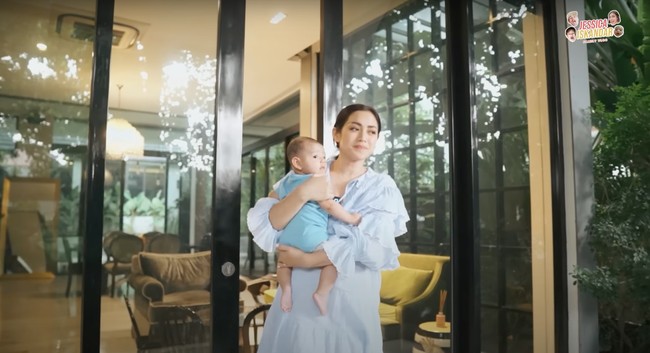 Hampir sebagian besar keliling bangunan rumahnya tampak terbuat dari kaca, termasuk pintu masuk geser yang digunakannya. Walaupun dari kaca namun Jessica mengatakan jika kaca tersebut cukup tebal sehingga tak perlu khawatir akan mudah pecah. Jessica juga mengaku jika bukan karena alasan financial, ia tak akan menjual rumahnya itu. Seperti yang banyak diberitakan, Jessica memang sempat mengalami penipuan yang membuatnya mengalami banyak kerugian. Foto: YouTube/Jessica Iskandar