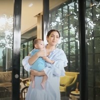 Hampir sebagian besar keliling bangunan rumahnya tampak terbuat dari kaca, termasuk pintu masuk geser yang digunakannya. Walaupun dari kaca namun Jessica mengatakan jika kaca tersebut cukup tebal sehingga tak perlu khawatir akan mudah pecah. Jessica juga mengaku jika bukan karena alasan financial, ia tak akan menjual rumahnya itu. Seperti yang banyak diberitakan, Jessica memang sempat mengalami penipuan yang membuatnya mengalami banyak kerugian. Foto: YouTube/Jessica Iskandar