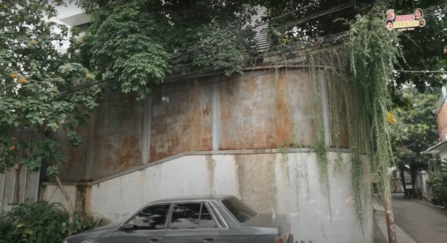 Walaupun rumahnya tinggi namun tetap mengutamakan privasi. Pagar rumah pun sengaja dibuat cukup tinggi agar bagian dalam rumah tidak mudah diintip oleh orang yang berada di luar. Foto: YouTube/Jessica Iskandar