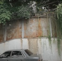 Walaupun rumahnya tinggi namun tetap mengutamakan privasi. Pagar rumah pun sengaja dibuat cukup tinggi agar bagian dalam rumah tidak mudah diintip oleh orang yang berada di luar. Foto: YouTube/Jessica Iskandar