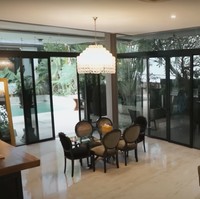 Bagian dalam rumahnya tampak nyaman dengan didominasi warna coklat dan aksen kayu. Terdapat ruang tamu yang dilengkapi dengan sofa, tempat makan, dan juga dapur. Foto: YouTube/Jessica Iskandar