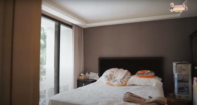 Di lantai atas terdapat kamar tidur tamu yang sudah dilengkapi dengan kamar mandi dalam. Jessica mengatakan jika dalam rumahnya itu total ada 5 kamar yang masing-masingnya sudah dilengkapi dengan kamar mandi dalam. Foto: YouTube/Jessica Iskandar