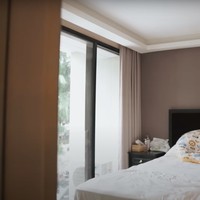 Di lantai atas terdapat kamar tidur tamu yang sudah dilengkapi dengan kamar mandi dalam. Jessica mengatakan jika dalam rumahnya itu total ada 5 kamar yang masing-masingnya sudah dilengkapi dengan kamar mandi dalam. Foto: YouTube/Jessica Iskandar