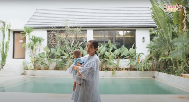 Kembali ke lantai 1, di bagian belakang rumah terdapat kolam renang outdoor. Kolam renang itu dihiasi dengan beragam tumbuhan hijau di samping-sampingnya. Suasana di kolam renangnya itu bikin terasa seperti sedang berada di villa Bali. Foto: YouTube/Jessica Iskandar