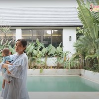 Kembali ke lantai 1, di bagian belakang rumah terdapat kolam renang outdoor. Kolam renang itu dihiasi dengan beragam tumbuhan hijau di samping-sampingnya. Suasana di kolam renangnya itu bikin terasa seperti sedang berada di villa Bali. Foto: YouTube/Jessica Iskandar