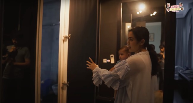 Di lantai 2 rumah Jessica juga memiliki ruangan wardrobe yang dipenuhi dengan lemari-lemari kaca. Salah satu pintu di lemari tersebut ada yang bisa membuka akses ke kamar mandi. Foto: YouTube/Jessica Iskandar