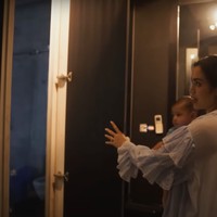 Di lantai 2 rumah Jessica juga memiliki ruangan wardrobe yang dipenuhi dengan lemari-lemari kaca. Salah satu pintu di lemari tersebut ada yang bisa membuka akses ke kamar mandi. Foto: YouTube/Jessica Iskandar