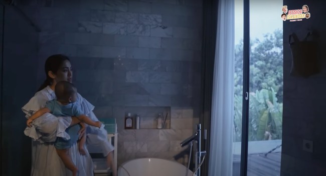 Begini penampakan salah satu kamar mandi di rumah Jessica. Dilengkapi dengan bathtub dan pemandangan pepohonan, kamar mandi tersebut tampak cukup nyaman. Foto: YouTube/Jessica Iskandar