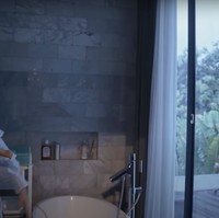 Begini penampakan salah satu kamar mandi di rumah Jessica. Dilengkapi dengan bathtub dan pemandangan pepohonan, kamar mandi tersebut tampak cukup nyaman. Foto: YouTube/Jessica Iskandar