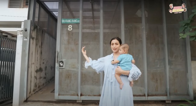 Sambil menggendong anak keduanya, baby Don, Jessica Iskandar terlihat mempromosikan rumahnya yang berada di daerah Jakarta untuk dijual. Namun jika rumahnya itu tak laku terjual Jessica juga tidak merasa keberatan untuk menyewakannya. Foto: YouTube/Jessica Iskandar