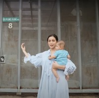 Sambil menggendong anak keduanya, baby Don, Jessica Iskandar terlihat mempromosikan rumahnya yang berada di daerah Jakarta untuk dijual. Namun jika rumahnya itu tak laku terjual Jessica juga tidak merasa keberatan untuk menyewakannya. Foto: YouTube/Jessica Iskandar