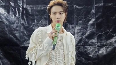 8 Foto Kim Seokjin BTS yang akan Segera Wamil dan Cukur Rambut