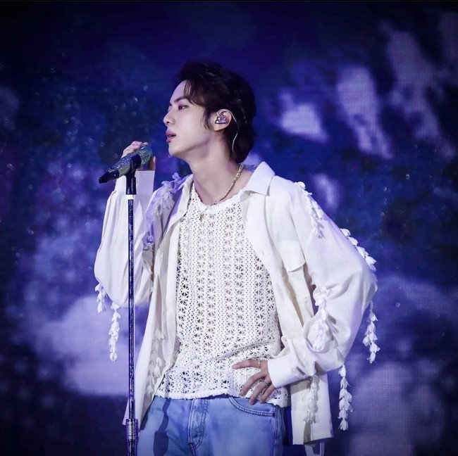 Hal itu diungkap Jin BTS sebelum menutup konser Yet To Come In Busan pada Sabtu (15/10/2022). Dia mengaku berkolaborasi dengan musisi yang dikaguminya untuk album tersebut. Foto: dok. Instagram @jin