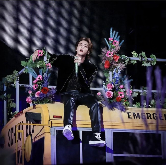 Big Hit Music pun telah mengkonfirmasi kabar tersebut hari ini, Selasa (18/10/2022) meskipun masih merahasiakan musisi yang berkolaborasi dengannya. “Single solo Jin dijadwalkan akan dirilis pada akhir Oktober.” Foto: dok. Instagram @jin